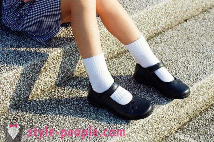 Ako vybrať topánky pre dievčatá v škole: tipy a recenzie na výrobcovi