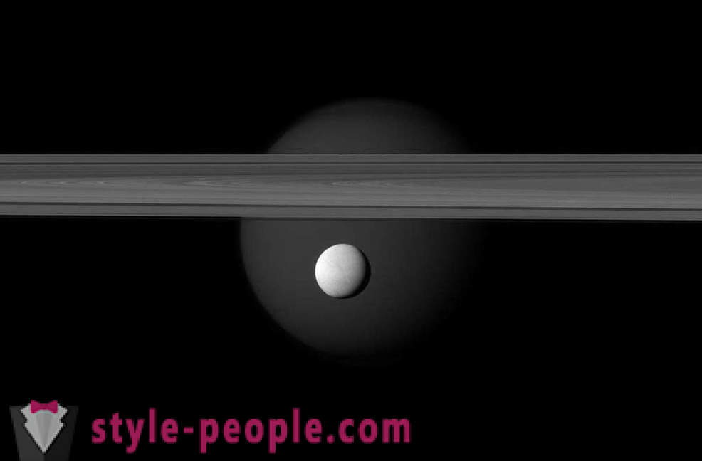 Šiesty satelit Saturn v objektíve