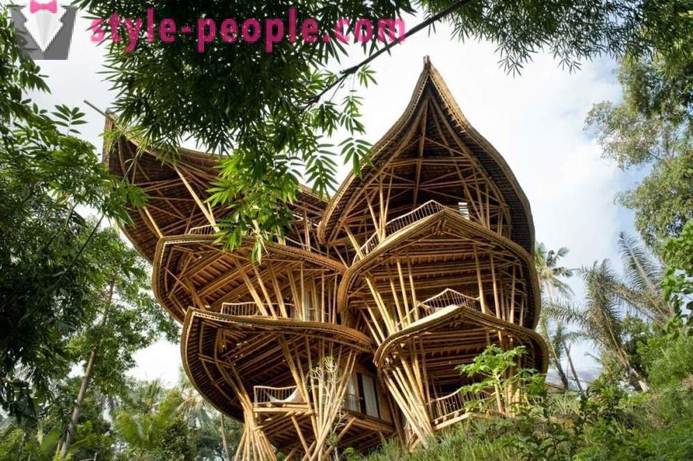 Opustila svoju prácu, išiel na Bali a postavený luxusný dom bambusu