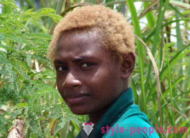 Príbeh z čiernych obyvateľov Melanézie s blond vlasmi
