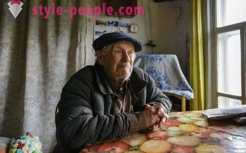 85-ročný učiteľ dediny nazhromaždil na dom, ale on dal peniaze na siroty