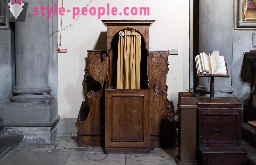 Spovednice v talianskom kostole. Fotograf Marcella Hakbardt