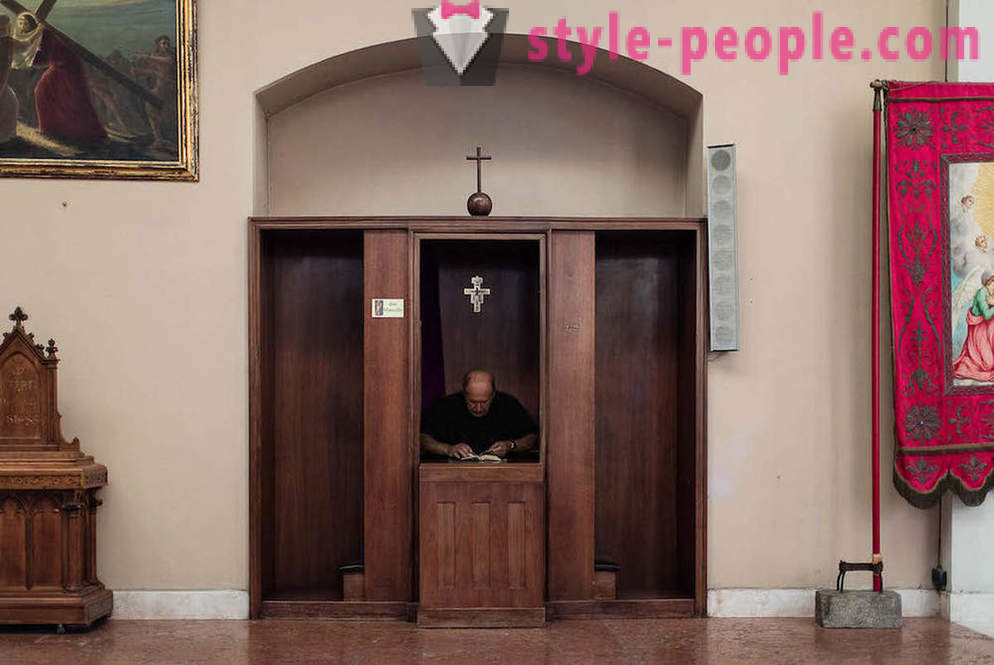 Spovednice v talianskom kostole. Fotograf Marcella Hakbardt