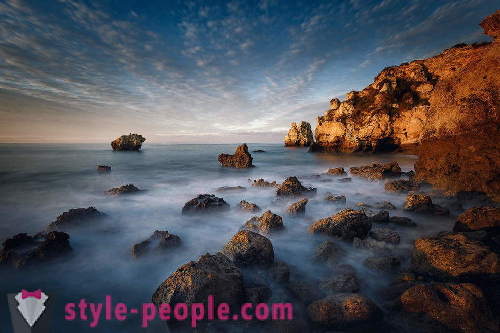 Portugalsko Algarve slnečné alebo sivé mraky oceán