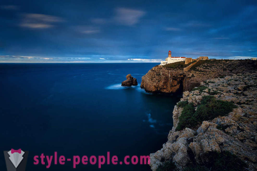 Portugalsko Algarve slnečné alebo sivé mraky oceán
