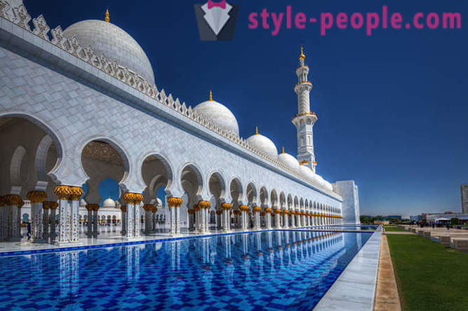 Mešita Sheikh Zayed - hlavná vitrína nevýslovnej bohatstvo emirátu Abu Dhabi