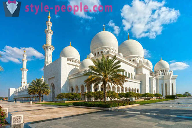 Mešita Sheikh Zayed - hlavná vitrína nevýslovnej bohatstvo emirátu Abu Dhabi