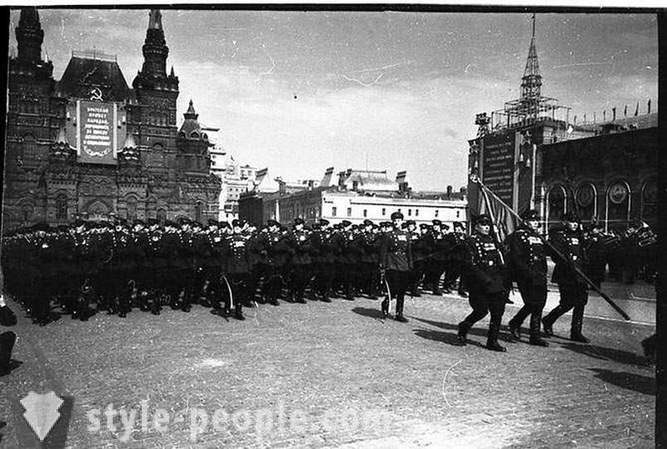 Sprievod na Červenom námestí 1. mája 1951