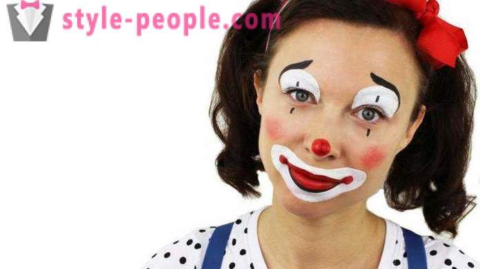 Prázdninový dom: klaun make-up s rukami nad hlavou