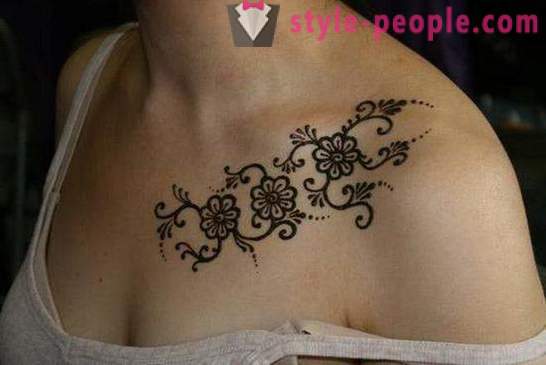 Tetovanie na jej kľúčnej kosti pre mužov a ženy
