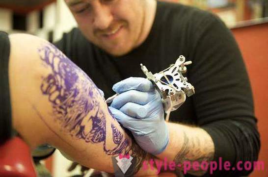 Ako sa robí tetovanie a to, čo potrebujete vedieť pred odchodom do salónu